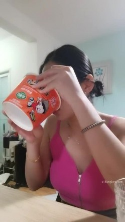 应求更新！美胸大学生~【眼里有星辰】道具自慰~好骚好美！骚货的隐藏属性暴露无遗，这淫荡的表情太挑逗 截图16