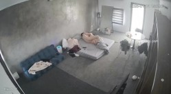 黑客破解家庭网络摄像头偷拍住毛坯房的年轻情侣疯狂做爱有时一天做爱几次 截图3