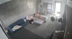 黑客破解家庭网络摄像头偷拍住毛坯房的年轻情侣疯狂做爱有时一天做爱几次 截图9