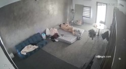 黑客破解家庭网络摄像头偷拍住毛坯房的年轻情侣疯狂做爱有时一天做爱几次 截图10
