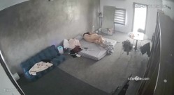 黑客破解家庭网络摄像头偷拍住毛坯房的年轻情侣疯狂做爱有时一天做爱几次 截图13