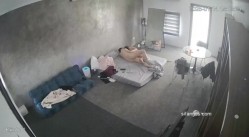黑客破解家庭网络摄像头偷拍住毛坯房的年轻情侣疯狂做爱有时一天做爱几次 截图14