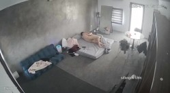 黑客破解家庭网络摄像头偷拍住毛坯房的年轻情侣疯狂做爱有时一天做爱几次 截图16