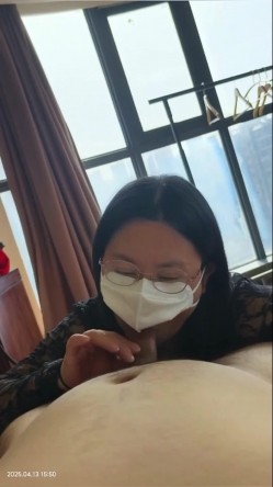 泄密流出【同城夫妻交换群】绿帽老公安排老师媳妇给胖群主调教被草到喷水 截图5