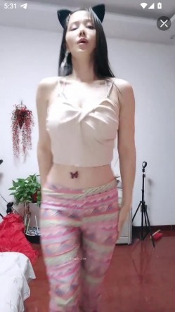 最新抖音泄密！大奶风骚熟女【小妈】骚舞自慰啪啪 截图4