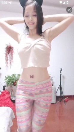 最新抖音泄密！大奶风骚熟女【小妈】骚舞自慰啪啪 截图13