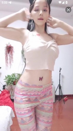 最新抖音泄密！大奶风骚熟女【小妈】骚舞自慰啪啪 截图16