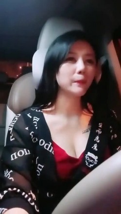 【雪儿老师】巨乳奶滴滴女司机开滴滴不为赚钱只为男人一边直播一边勾引醉酒乘客服务一流专门喂乘客壮阳药 截图2