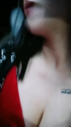 【雪儿老师】巨乳奶滴滴女司机开滴滴不为赚钱只为男人一边直播一边勾引醉酒乘客服务一流专门喂乘客壮阳药 截图9