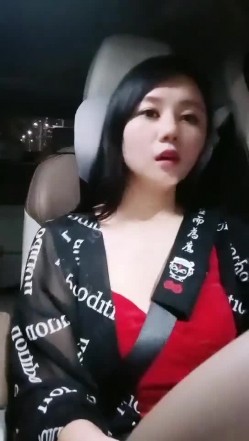 【雪儿老师】巨乳奶滴滴女司机开滴滴不为赚钱只为男人一边直播一边勾引醉酒乘客服务一流专门喂乘客壮阳药 截图10