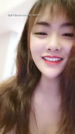 颜值不错的小淫娃露脸最爱大黑牛激情自慰呻吟，全程露脸各种玩弄大黑牛逼逼离不开她，表情骚浪叫声可射 截图6