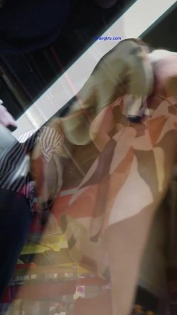 地铁商场贴身极限偸拍数位小姐姐裙内碰到几位超骚的反差婊不穿内裤真空露逼出门以为裙子长就没事了 截图6