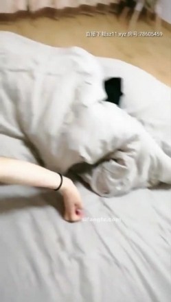 美艳熟女阿姨【潇小姐姐】 巨性感蕾丝内衣，看着就有感觉，上药连续干两炮，阿姨嗷嗷叫直唿高潮过瘾！ 截图6