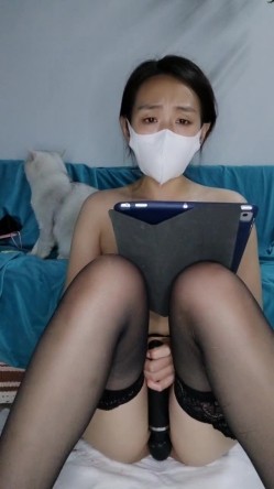 小哥的翘臀黑丝母狗，逼里夹着大黑牛撅着屁股给狼友看，淫声荡语滴蜡刺激，给小哥口交大鸡巴足交诱人小乳夹 截图12