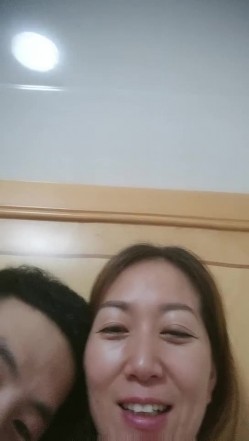 人妻少妇偷情小鲜肉，全程露脸开档黑丝给小哥舔鸡巴吸蛋蛋，让小哥跟别的女人开视频看他们做爱，各种爆草 截图15