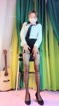 清纯无敌 两个身材比例都超级好的姐妹花女神！还是【在校舞蹈系】专业的骚起来就是不一样啊，俩姐妹大长腿丝袜 各种制服，加倍养眼 截图3