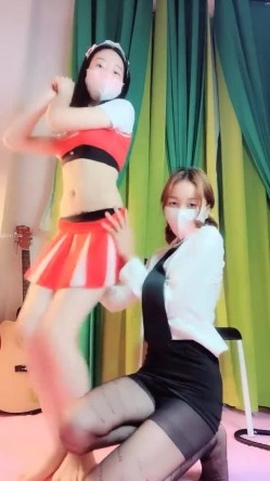 清纯无敌 两个身材比例都超级好的姐妹花女神！还是【在校舞蹈系】专业的骚起来就是不一样啊，俩姐妹大长腿丝袜 各种制服，加倍养眼 截图6