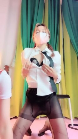 清纯无敌 两个身材比例都超级好的姐妹花女神！还是【在校舞蹈系】专业的骚起来就是不一样啊，俩姐妹大长腿丝袜 各种制服，加倍养眼 截图7