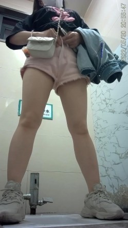 《魔手外购极品CP》美女如云商场女厕逼脸同框正面偸拍超多年轻小姐姐小少妇方便，牛仔短裤美少女的干净白虎逼简直太顶了 截图4