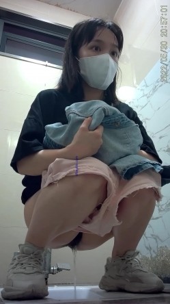 《魔手外购极品CP》美女如云商场女厕逼脸同框正面偸拍超多年轻小姐姐小少妇方便，牛仔短裤美少女的干净白虎逼简直太顶了 截图11