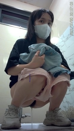 《魔手外购极品CP》美女如云商场女厕逼脸同框正面偸拍超多年轻小姐姐小少妇方便，牛仔短裤美少女的干净白虎逼简直太顶了 截图12