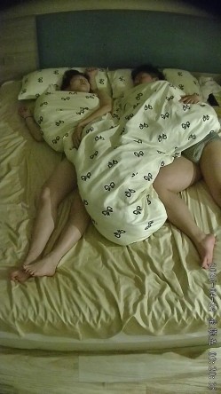 酒店偷拍学医的眼镜妹子被男友修剪阴毛后在他肚子上练习针灸提高他的性能力 截图1