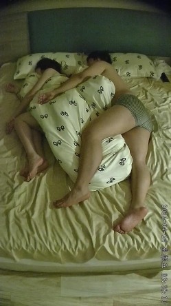 酒店偷拍学医的眼镜妹子被男友修剪阴毛后在他肚子上练习针灸提高他的性能力 截图6