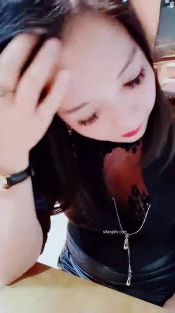 刺激【户外小淫雪】 ️野外餐厅~小区休息室~跳蛋黑牛~全裸~大胆露出 ️玩的是心跳~惊心动魄！ 截图6