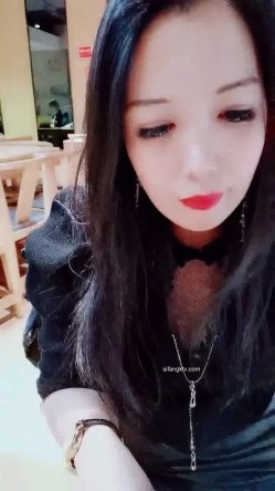 刺激【户外小淫雪】 ️野外餐厅~小区休息室~跳蛋黑牛~全裸~大胆露出 ️玩的是心跳~惊心动魄！ 截图10