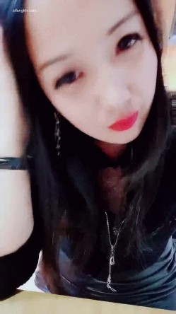 刺激【户外小淫雪】 ️野外餐厅~小区休息室~跳蛋黑牛~全裸~大胆露出 ️玩的是心跳~惊心动魄！ 截图16