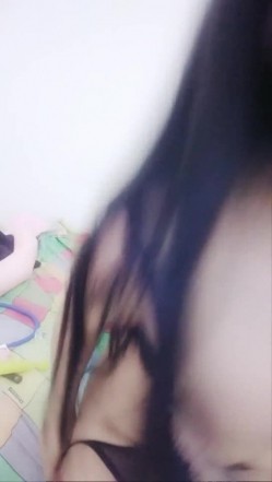 外表柔弱的漂亮妹子露脸一多，全裸自慰道具插起逼来的样子真疯，手指抠逼得样子堪比多年老司机，听声音水就很多浪叫不断 截图16
