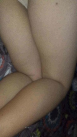 眼镜少妇怀孕 男人日常拍摄记录生活感十足 妻子各种居家私生活（裸睡换衣服丝袜等） 截图2