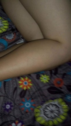 眼镜少妇怀孕 男人日常拍摄记录生活感十足 妻子各种居家私生活（裸睡换衣服丝袜等） 截图6