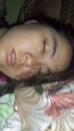 眼镜少妇怀孕 男人日常拍摄记录生活感十足 妻子各种居家私生活（裸睡换衣服丝袜等） 截图9