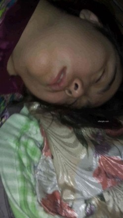 眼镜少妇怀孕 男人日常拍摄记录生活感十足 妻子各种居家私生活（裸睡换衣服丝袜等） 截图10