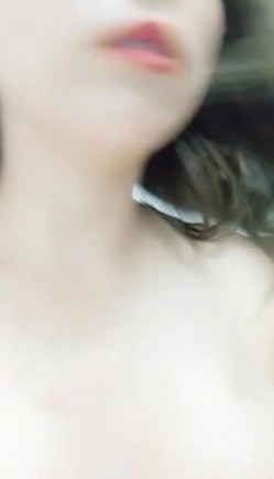 高颜值美少妇 户外车震 车上全裸炮友用手指抠逼 口交 口暴 回到家床上舔逼 女上位啪啪秀 非常诱人 截图10