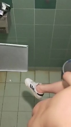 偷拍大神KTV女厕神作饥渴情侣胆大包天厕所激情性爱 极限满足偷窥欲望！ 截图9