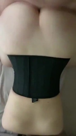 《巨乳肥臀控专属必备》极品泄欲身材！推特火爆网红00后小母狗kimheezk不雅私拍~可盐可甜各种SM啪啪调教紫薇视觉盛宴 截图14