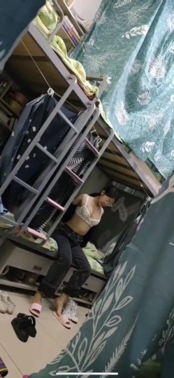 坑闺蜜妹子还不起高利贷被逼直播偷拍 室友换衣服抵债,心里很矛盾,表示一天也不想坚持了 截图1