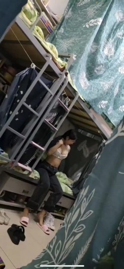 坑闺蜜妹子还不起高利贷被逼直播偷拍 室友换衣服抵债,心里很矛盾,表示一天也不想坚持了 截图2
