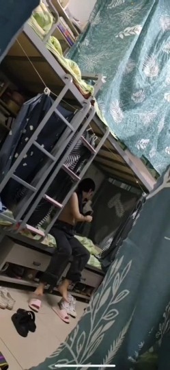 坑闺蜜妹子还不起高利贷被逼直播偷拍 室友换衣服抵债,心里很矛盾,表示一天也不想坚持了 截图3