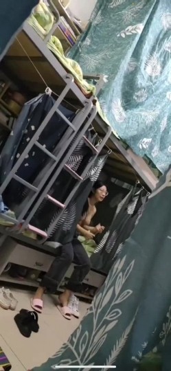 坑闺蜜妹子还不起高利贷被逼直播偷拍 室友换衣服抵债,心里很矛盾,表示一天也不想坚持了 截图4