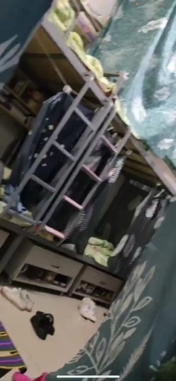 坑闺蜜妹子还不起高利贷被逼直播偷拍 室友换衣服抵债,心里很矛盾,表示一天也不想坚持了 截图5
