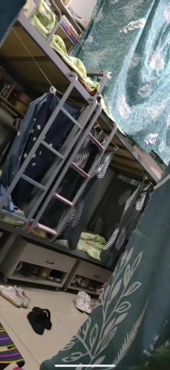 坑闺蜜妹子还不起高利贷被逼直播偷拍 室友换衣服抵债,心里很矛盾,表示一天也不想坚持了 截图6