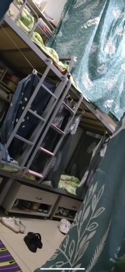 坑闺蜜妹子还不起高利贷被逼直播偷拍 室友换衣服抵债,心里很矛盾,表示一天也不想坚持了 截图8