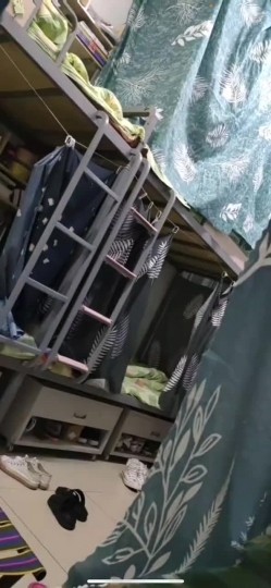 坑闺蜜妹子还不起高利贷被逼直播偷拍 室友换衣服抵债,心里很矛盾,表示一天也不想坚持了 截图9