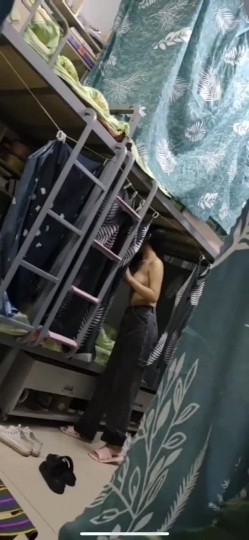 坑闺蜜妹子还不起高利贷被逼直播偷拍 室友换衣服抵债,心里很矛盾,表示一天也不想坚持了 截图10