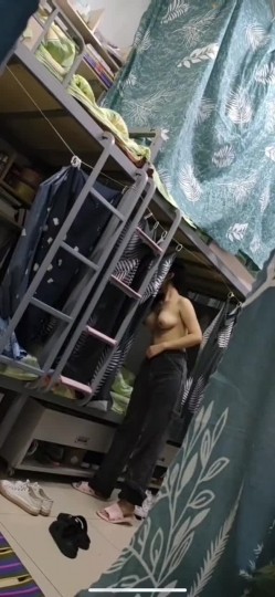 坑闺蜜妹子还不起高利贷被逼直播偷拍 室友换衣服抵债,心里很矛盾,表示一天也不想坚持了 截图11