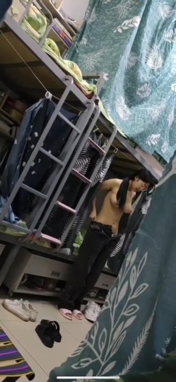 坑闺蜜妹子还不起高利贷被逼直播偷拍 室友换衣服抵债,心里很矛盾,表示一天也不想坚持了 截图12
