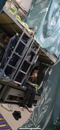 坑闺蜜妹子还不起高利贷被逼直播偷拍 室友换衣服抵债,心里很矛盾,表示一天也不想坚持了 截图13